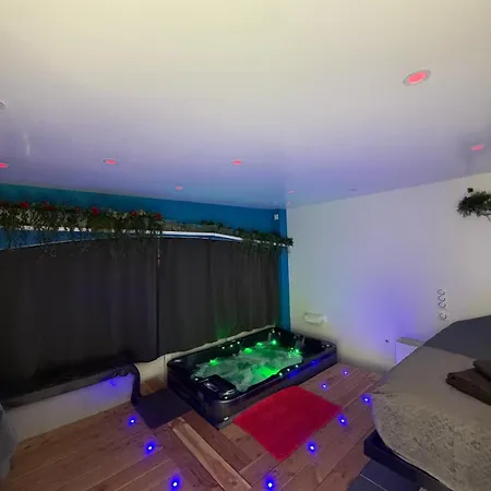 2 Avec Jacuzzi Apartment *